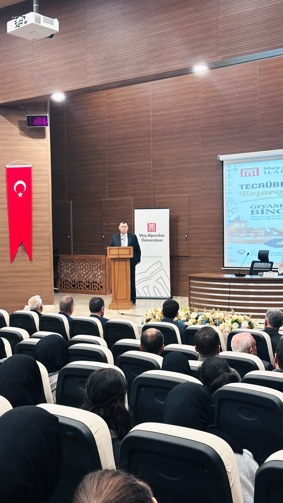 ilahiyat-fakultesinde-tecrubeden-gelecege-basariya-giden-yol-programi-duzenlendi-9584